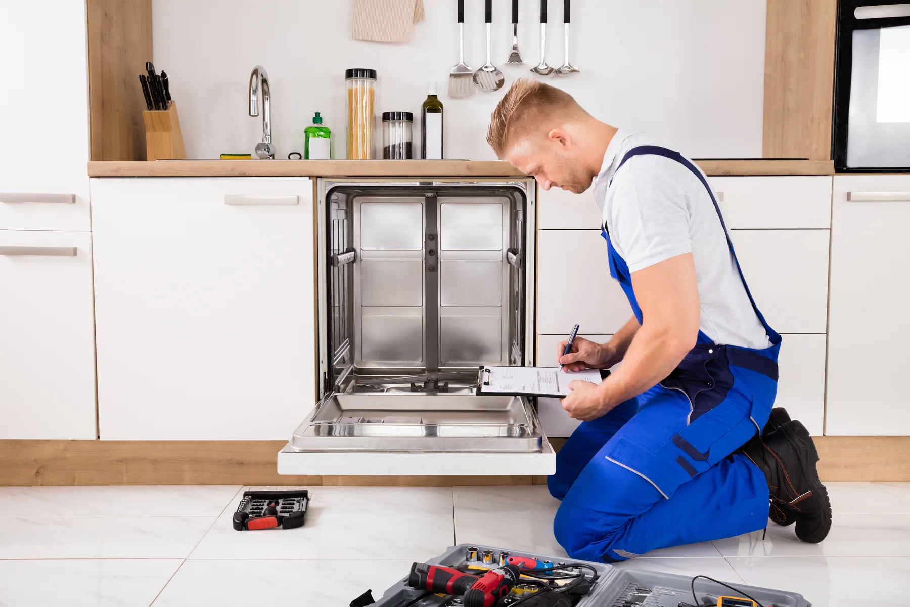 Techniker bei der Geschirrspueler-Reparatur