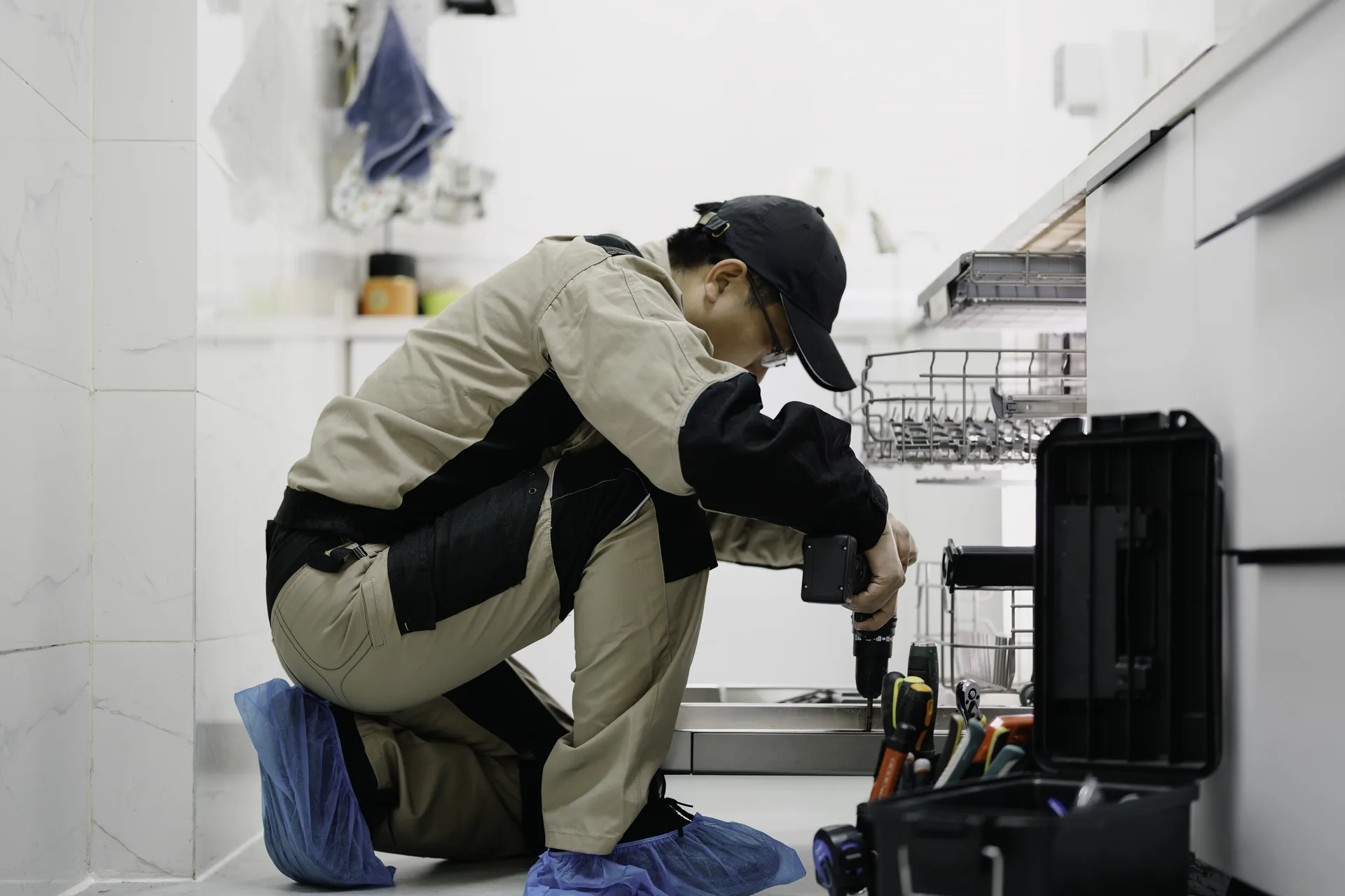 Techniker bei der Reparatur eines Geschirrspülers